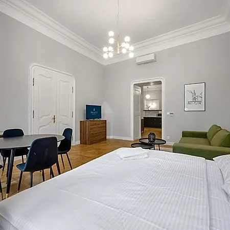 מלון דירות Palace 4*
