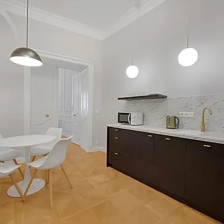 מלון דירות Palace 4*